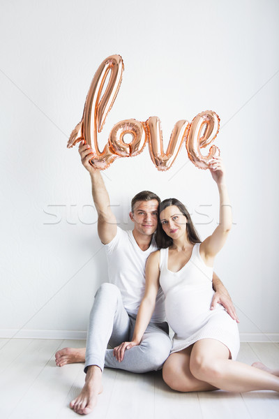 Jóvenes feliz mujer embarazada hombre amor blanco Foto stock © dashapetrenko