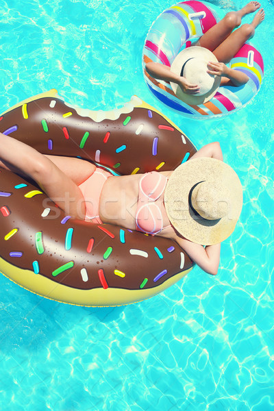 Foto stock: Duas · pessoas · mamãe · criança · relaxante · rosquinha · piscina