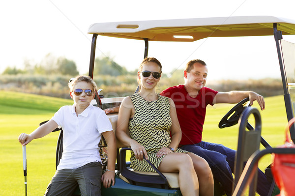 Portret de familie coş teren de golf fericit de familie portret femeie Imagine de stoc © dashapetrenko