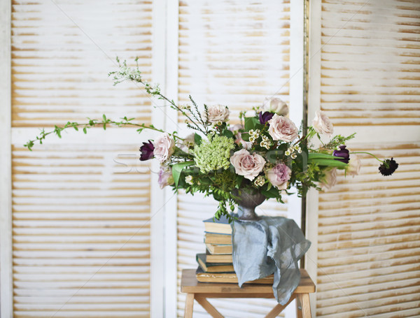 [[stock_photo]]: élégante · bouquet · rose · fleurs · anciens · livres