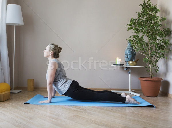 Yoga âge moyen fille Photo stock © dashapetrenko