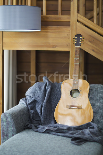 Gemütlich Wohnzimmer Gitarre Sofa Holz Haus Stock foto © dashapetrenko