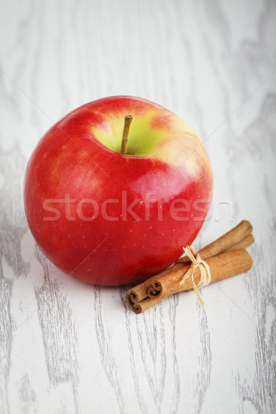 Maçã canela um maçã vermelha branco comida Foto stock © dashapetrenko