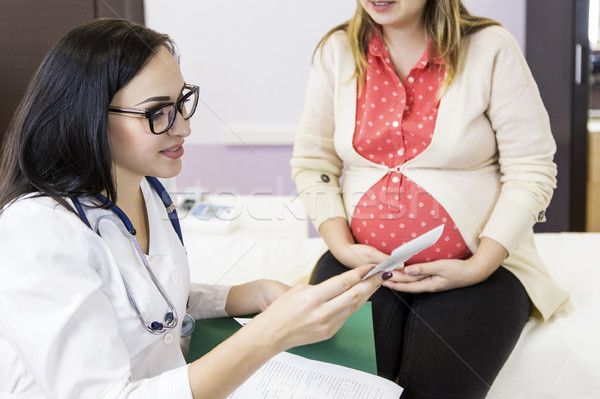 Foto stock: Jóvenes · mujer · embarazada · comprobar · hasta · bebé