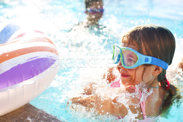 Foto stock: Um · pequeno · menina · ao · ar · livre · piscina