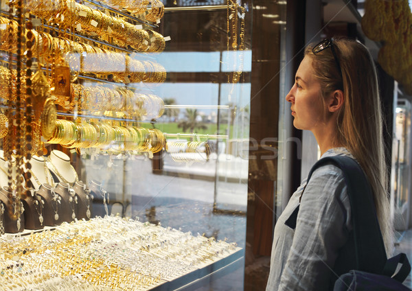 Mujer oro mercado ciudad Emiratos Árabes Unidos moda Foto stock © dashapetrenko