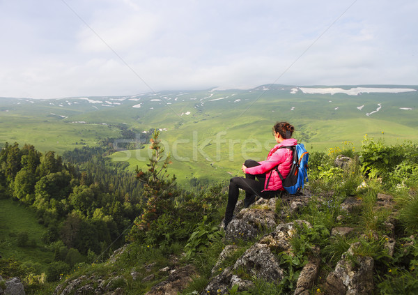 Természetjáró hátizsák megnyugtató felső hegy élvezi Stock fotó © dashapetrenko