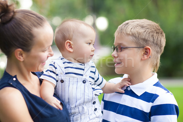 Szczęśliwy mum dzieci gry parku wraz Zdjęcia stock © dashapetrenko