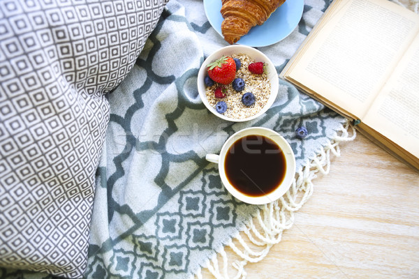 Reggeli kávé gabonapehely bogyók asztal ital Stock fotó © dashapetrenko