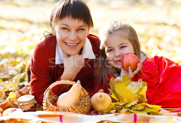 Foto stock: Feliz · jovem · mãe · filha · outono · piquenique