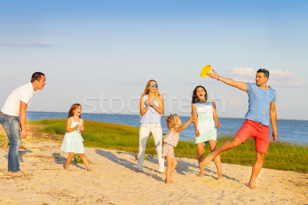 Prietenii copii joc frisbee plajă Imagine de stoc © dashapetrenko