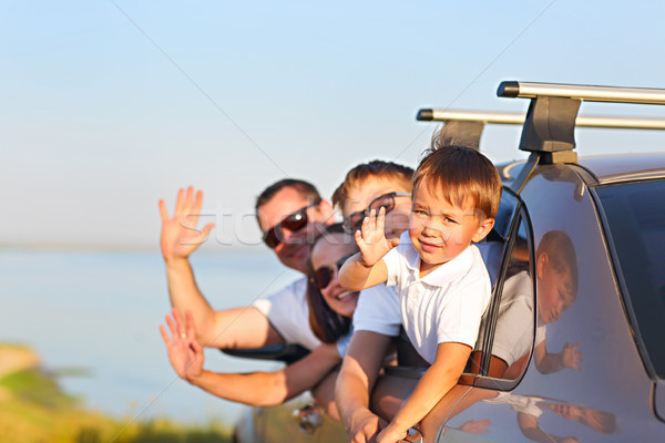 Glückliche Familie Sitzung Auto glücklich lächelnd Familie Stock foto © dashapetrenko