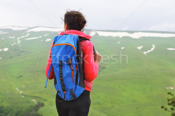Wanderer Rucksack entspannenden top Berg genießen Stock foto © dashapetrenko