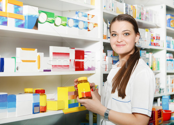 Farmacêutico fora garrafa farmácia feminino Foto stock © dashapetrenko