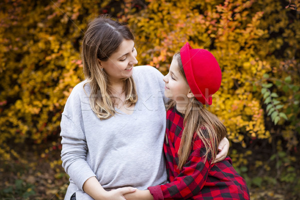 Foto d'archivio: Felice · giovani · incinta · madre · figlia · autunno