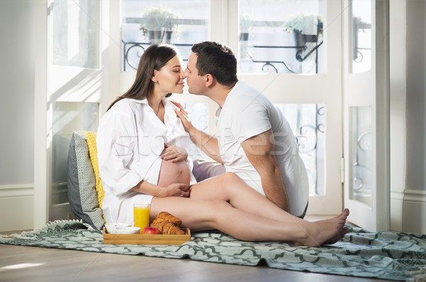 Foto stock: Mulher · grávida · homem · café · da · manhã · suco · de · laranja · janela · bebê