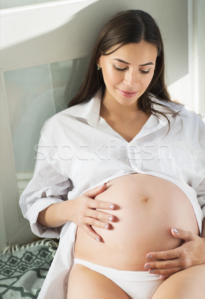 Mulher grávida sessão cama menina bebê Foto stock © dashapetrenko