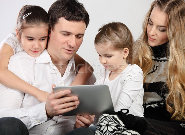 Glücklich jungen Familie Tablet-Computer glückliche Familie Mutter Stock foto © dashapetrenko