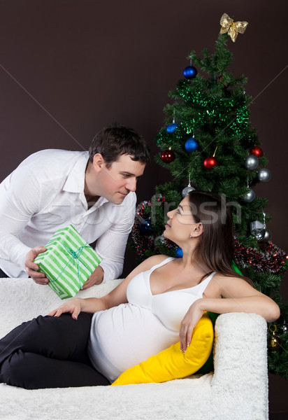 Feliz grávida casal árvore de natal presentes menina Foto stock © dashapetrenko