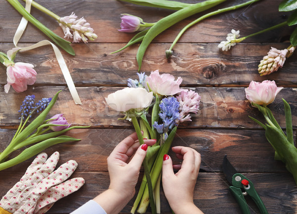Fleuriste travaux femme bouquet fleurs du printemps Photo stock © dashapetrenko