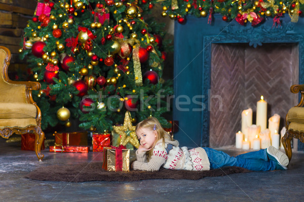 Mutlu küçük gülen kız Noel hediye kutusu Stok fotoğraf © dashapetrenko