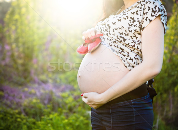 Nie do poznania kobieta w ciąży baby mały buty Zdjęcia stock © dashapetrenko