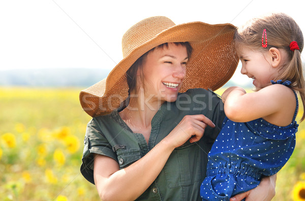 Zdjęcia stock: Szczęśliwy · matka · mały · córka · słonecznika · dziedzinie