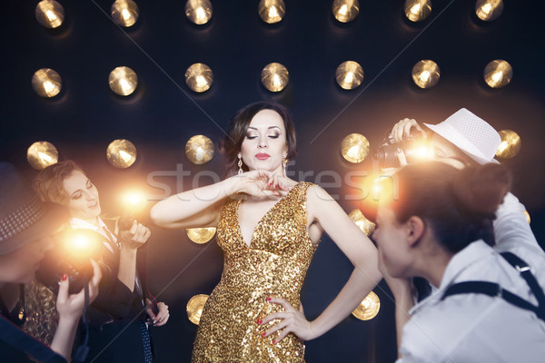 Szupersztár nő pózol paparazzi visel arany Stock fotó © dashapetrenko