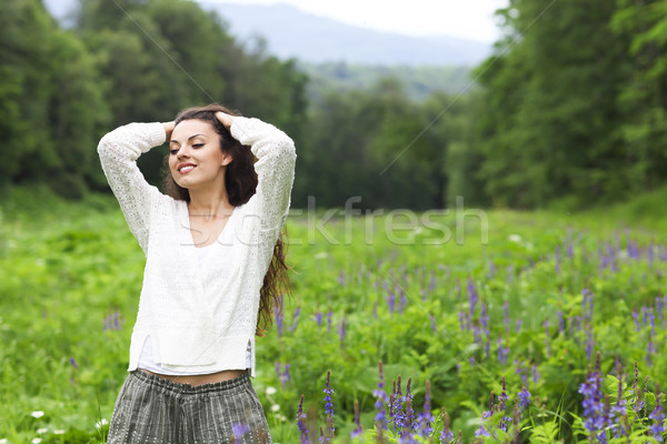 Foto stock: Feliz · bastante · morena · mujer · campo · de · flores · cute