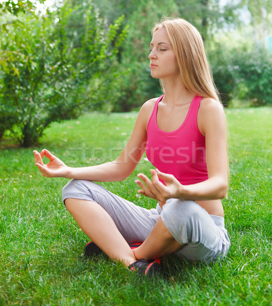 Foto d'archivio: Attrattivo · yoga · estate · parco · donna