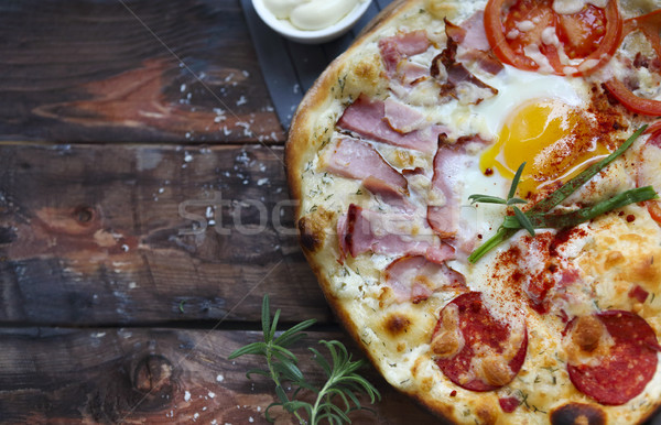 Foto stock: Pizza · bacon · salame · queijo · parmesão · frango · ovo