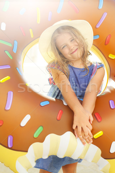 Mały dziewczyna nadmuchiwane zabawki plaży Zdjęcia stock © dashapetrenko