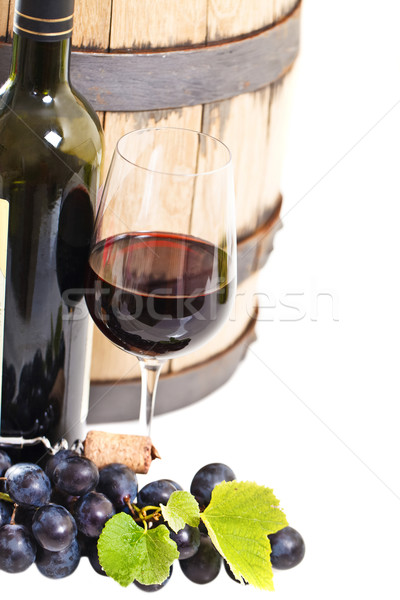 Sticlă vin rosu sticlă baril struguri izolat Imagine de stoc © dashapetrenko