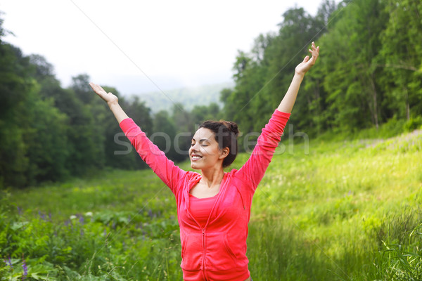 Stockfoto: Gelukkig · jonge · vrouw · opgeheven · handen · omhoog · berg · bos