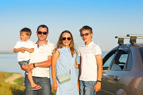 Foto stock: Feliz · sonriendo · familia · dos · ninos · coche