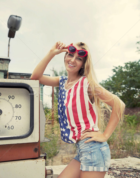 Blond femme endommagé station d'essence fille mains Photo stock © dashapetrenko