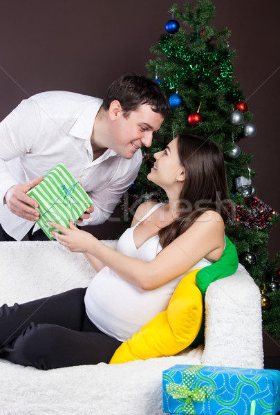 Stock fotó: Boldog · terhes · pár · karácsonyfa · ajándékok · lány