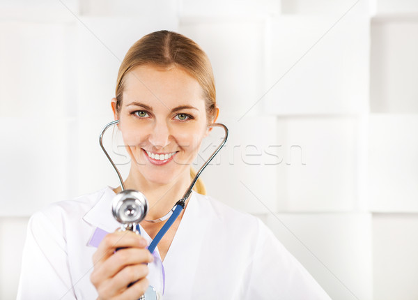 醫生 醫生 女子 聽 白 微笑 商業照片 © dashapetrenko