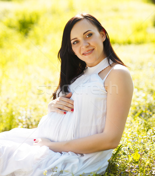 Piękna kobieta w ciąży biała sukienka kwitnienia wiosną portret Zdjęcia stock © dashapetrenko