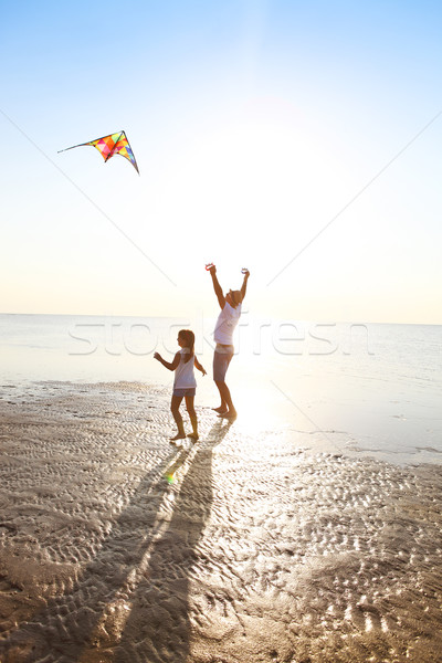 Mutlu genç baba kız uçan uçurtma Stok fotoğraf © dashapetrenko