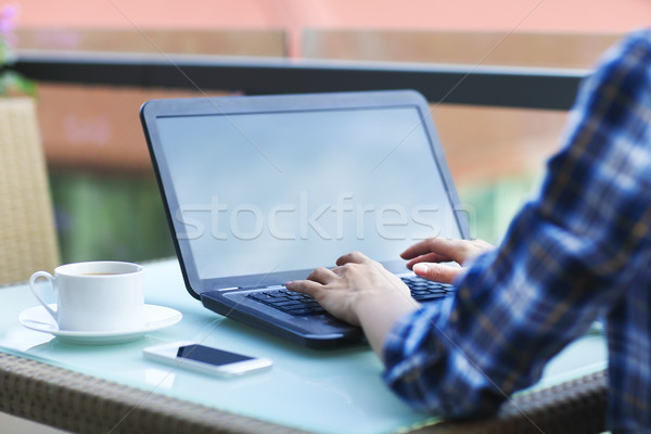 Jonge freelancer vrouw met behulp van laptop computer vergadering Stockfoto © dashapetrenko