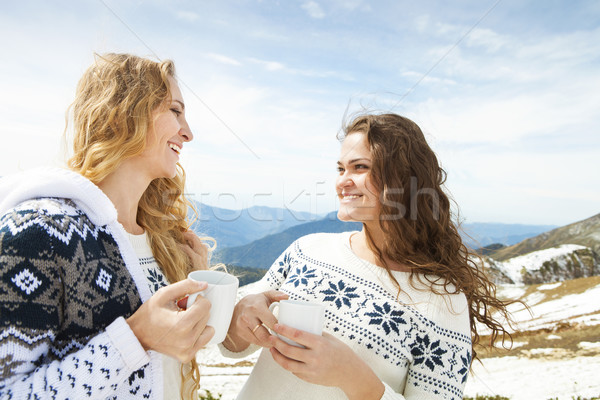 二 女 朋友 享受 熱飲 咖啡館 商業照片 © dashapetrenko