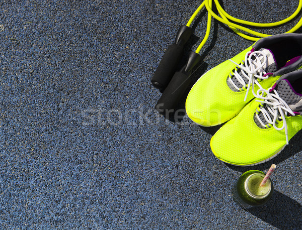 Pantofi sport bea sticlă verde suc Imagine de stoc © dashapetrenko