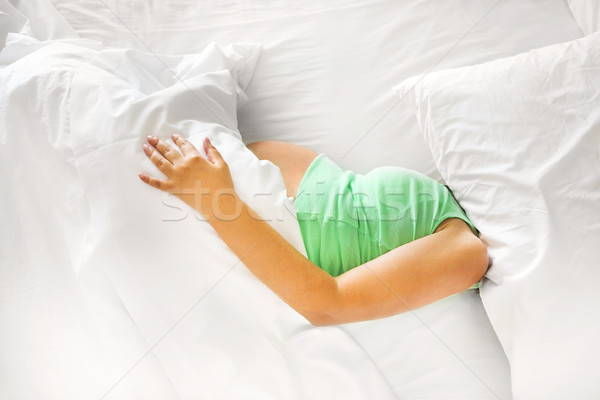 Tineri femeie pat faţă pernă sarcină Imagine de stoc © dashapetrenko