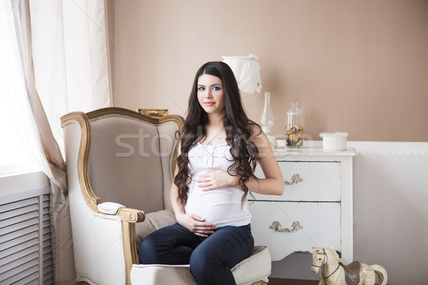 Foto stock: Mulher · grávida · sessão · poltrona · confortável · quarto · bastante