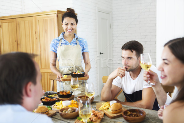 [[stock_photo]]: Amis · vin · blanc · servi · table · alimentaire