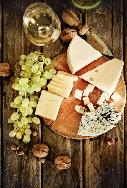 Foto stock: Garrafas · vidro · vinho · branco · queijo · nozes · uvas