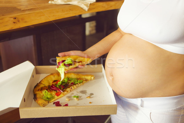 Stok fotoğraf: Genç · hamile · kadın · yeme · pizza · mutfak · hamile