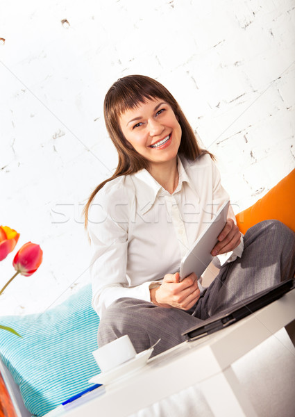 Stockfoto: Jonge · brunette · vrouw · glimlach · werken