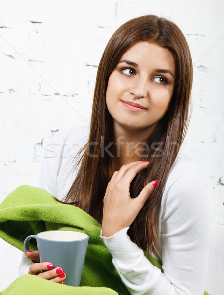 Młoda dziewczyna zimno pitnej hot herbata ziołowa ręce Zdjęcia stock © dashapetrenko